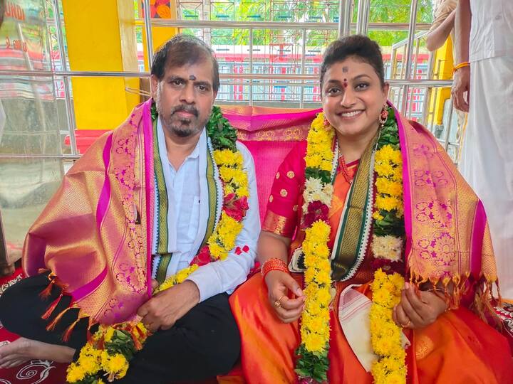 దసరా టైంలో భర్త సెల్వమణితో దిగిన ఫొటో  (Image Source: Twitter)