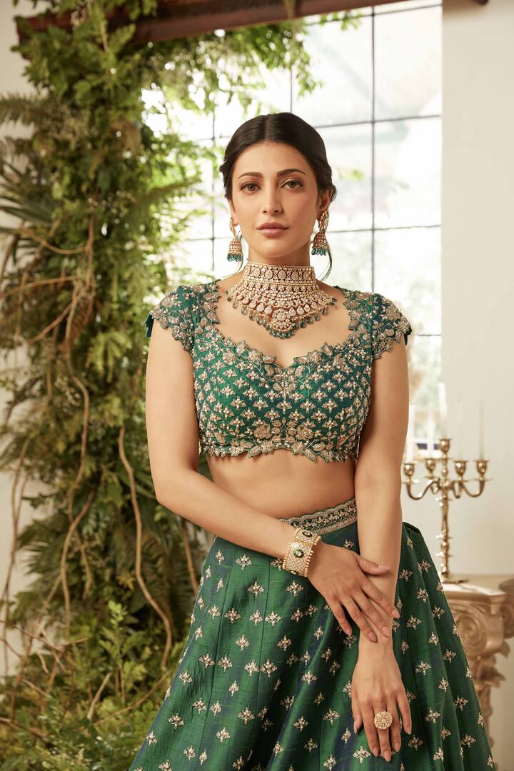 మహారాణిలా శృతి హాసన్.. కిక్కెక్కిస్తున్న క్రాక్ బ్యూటీ! - Image Credit: Shruti Haasan