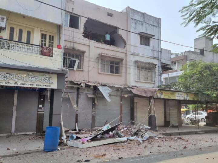 Ujjain News: उज्जैन में जारी है माफियाओं के खिलाफ अभियान,  2 करोड़ की बिल्डिंग पर चला बुल्डोजर