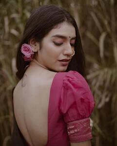 priya varrier clicks : சொக்கும் பார்வையில் கட்டியிழுத்த பிரியா வாரியார்... லேட்டஸ்ட் க்ளிக்ஸ்...