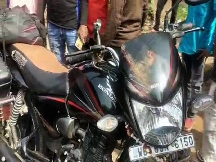 West Burdwan: terrible accident in Chandrakona, bike rider on the wheel of a freight truck West Midnapore: চন্দ্রকোণায় ভয়াবহ দুর্ঘটনা, মালবাহী লরির চাকায় পৃষ্ট বাইক আরোহী