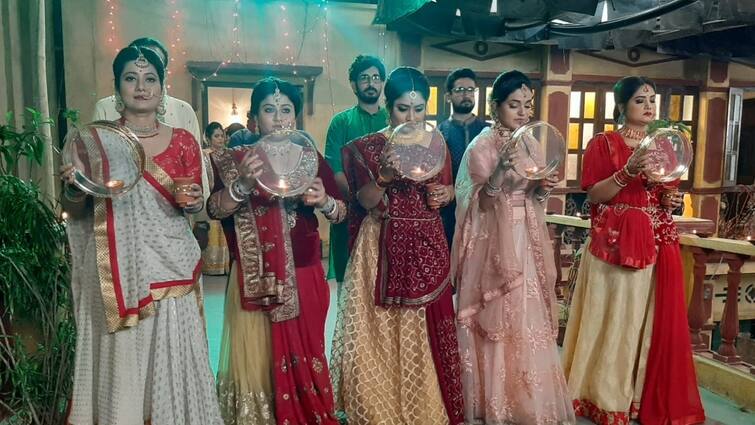 Ai Poth Jodi Na Sesh Hoy people celebrates Karwa Chowth on Serial Set ঊর্মির উদ্যোগে নতুন সাজে সাজল গোটা সরকার পরিবার, কেমন হল করবা চৌথ?