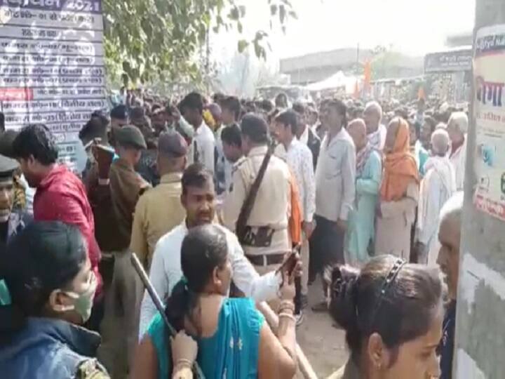 Bihar News: मतगणना केंद्र के बाहर दिखी पुलिस की बर्बरता, महिला और पुरुष प्रत्याशियों की जमकर की पिटाई
