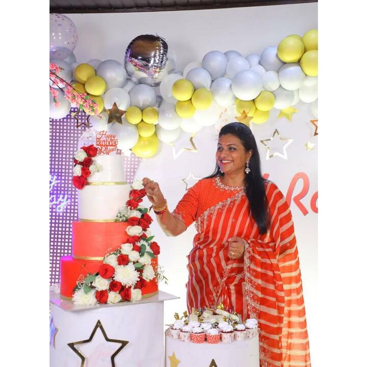 ఈ పార్టీలో రోజా ఫ్యామిలీతో పాటు ఆమె స్నేహితులు కూడా ఉన్నారు.  (Photo Courtesy: Instagram)