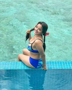 Monalisa Photo: ब्लू बिकिनी पहने पानी में आग लगाती दिखीं Monalisa, तस्वीरों ने मचाया इंटरनेट पर तहलका