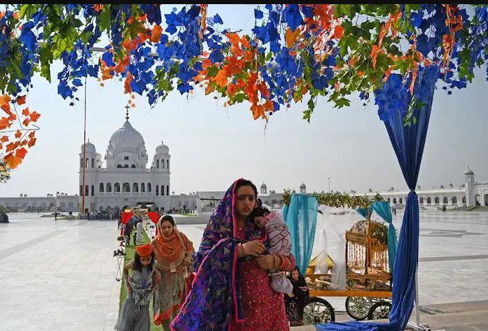 करतारपुर साहिब पाकिस्तान के नारोबाल जिले में स्थित है. भारत के बॉर्डर से यह स्थान सिर्फ 3 किमी और लाहौर से तकरीबन 120 किमी दूर है.