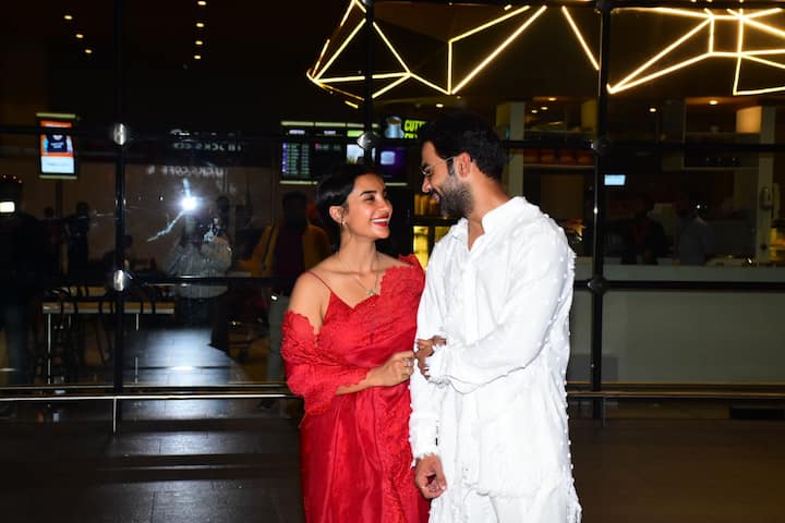 হাতে হাত ধরে পাপারাৎজিদের জন্য পোজ দিলেন রাজকুমার-পত্রলেখা।