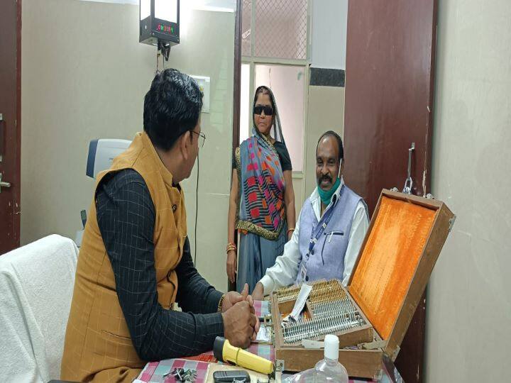 MP News: Eye patients wandering for treatment in Sehore's Trauma Center, neither lift nor wheelchair, troubled the elderly ANN MP News: सीहोर के ट्रामा सेंटर में उपचार के लिए भटक रहे नेत्र रोगी, न लिफ्ट न व्हीलचेयर, बुजुर्गों की हुई फजीहत