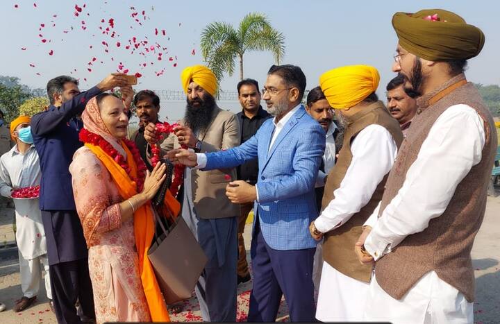 डीसी गुरदासपुर ने जानकारी दी कि आज करतारपुर कॉरीडोर खुल गया है. पंजाब के मुख्य मंत्री चरनजीत सिंह चन्नी 18 नवंबर को कैबिनेट के साथ जा रहे है और शाम 4 बजे वापिस आएंगे.