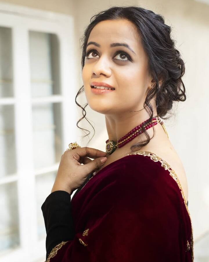 उत्कृष्ट अभिनयासोबत, आपल्या कवितांनी स्पृहा कायम चाहत्यांची मनं जिंकत असते. (photo : @spruhavarad/IG)