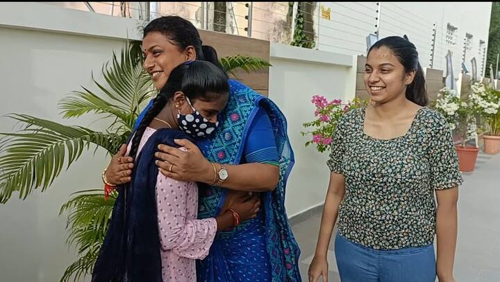 దత్తత తీసుకున్న విద్యార్థిని ఆప్యాయంగా కౌగిలించుకున్న రోజా (Image Source: Twitter)
