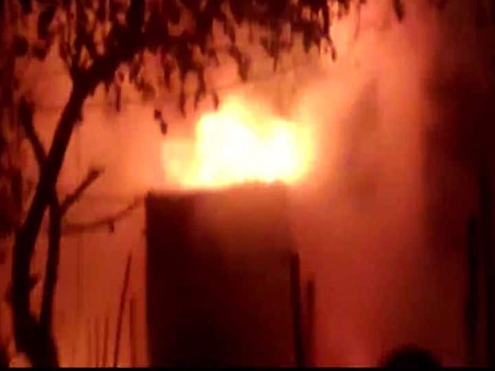 Delhi News Fire breaks out in bamboo market in Delhi fire department got the fire under control Delhi News: दिल्ली में बांस मार्केट में लगी भीषण आग, दमकल विभाग ने पाया काबू