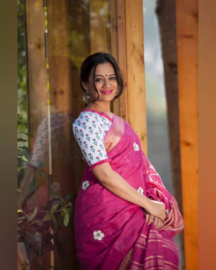 कॉलेजमध्ये असताना स्पृहाने अनेक एकाकिंका स्पर्धांमध्ये भाग घेतला होता. अनेक नामांकित स्पर्धेत तिला उत्त्कृष्ट अभिनयाचे पारितोषिक मिळाले होते. (photo : @spruhavarad/IG)
