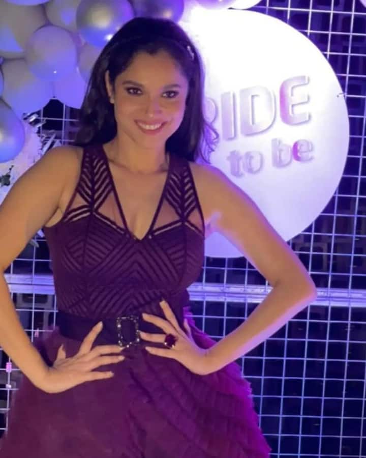 The ‘Pavitra Rishta’ actress looked gorgeous in a purple ruffled dress. Ankita can be seen all beaming with joy.