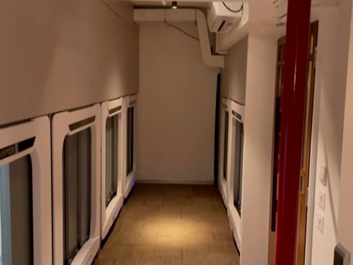 भारतात पहिल्यांदाच सुरू झालेल्या या पॉड हॉटेल चे उद्घाटन आज रेल्वे राज्यमंत्री रावसाहेब दानवे आणि विरोधी पक्ष नेते देवेंद्र फडणवीस यांच्या हस्ते करण्यात आले.