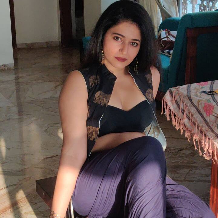 ఒకప్పుడు బొద్దుగా కనిపించిన ఈ ముద్దుగుమ్మ.. ఎన్నో ప్రయత్నాల తర్వాత బరువు తగ్గి చక్కని ఫిగర్తో ఆకట్టుకుంటోంది. - Image Credit: Poonam Bajwa/Instagram