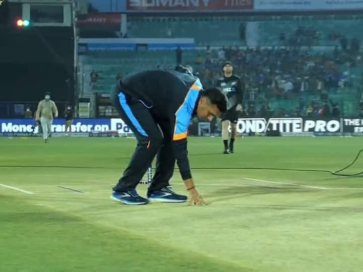 T20 Ind vs NZ Team India coach Rahul Dravid in action inspecting the pitch before the match T20 Ind vs NZ : राहुल द्रविड 'इन अॅक्शन', सामना सुरु होण्यापूर्वी केली खेळपट्टीची पाहणी