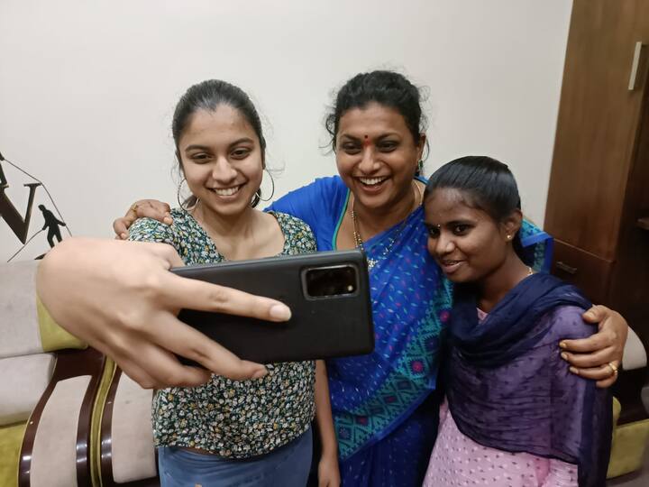 దత్తత తీసుకున్న విద్యార్థిని, కుమార్తెతో కలిసి సెల్ఫీ దిగుతున్న రోజా (Image Source: Twitter)