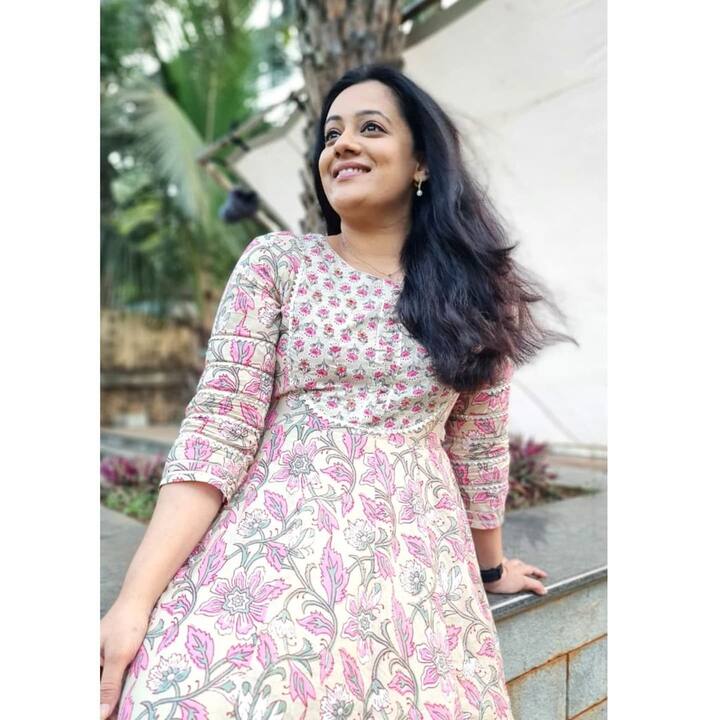 'लोपामुद्रा' हा स्पृहाचा कवितासंग्रह चाहत्यांच्या पसंतीस पडत आहे. लॉकडाऊनमध्ये स्पृहाच्या कवितांनी प्रेक्षकांचे मनोरंजन केले होते. (photo : @spruhavarad/IG)