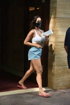 48 વર્ષની ઉંમરે મલાઇકાનો હૉટ અવતાર, સવારે શોર્ટ્સ પહેરીને જિમમાં જતી વખતની તસવીરો વાયરલ, જુઓ.....