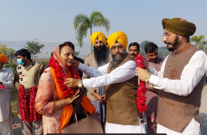 करतारपुर जाने के लिए कोरोना नैगेटिव रिपोरट जरूरी है. डबल वैकसीनेशन वालों को भी जाने की इजाजत मिली है. सारी गाईडलाईन आ चुकी है. पाकिस्तान सरकार की ओर से भी सारे डॉक्यूमेंट देखे जाएंगे.