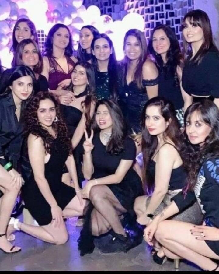 इस ग्रुप फोटो में एक्ट्रेस की सभी स्टार फ्रेंड अपने ग्लैमरस लुक में नजर आ रही हैं.