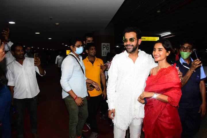 বিয়ে-রিসেপশন সেরে মুম্বই ফিরলেন তারকা দম্পতি। সঙ্গে সঙ্গে ক্যামেরাবন্দি বিমানবন্দরেই।