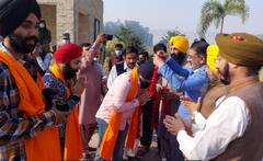 करतारपुर कॉरिडोर खुलने के बाद भारतीय ऋद्धालुओं का हुआ जोरदार स्वागत, तस्वीरों में देखें