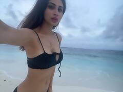 Mouni Roy Latest Photos: मौनी रॉय की लेटेस्ट फोटोज ने सोशल मीडिया पर लगाई आग, स्विमिंग पूल में चिल करती आईं नजर
