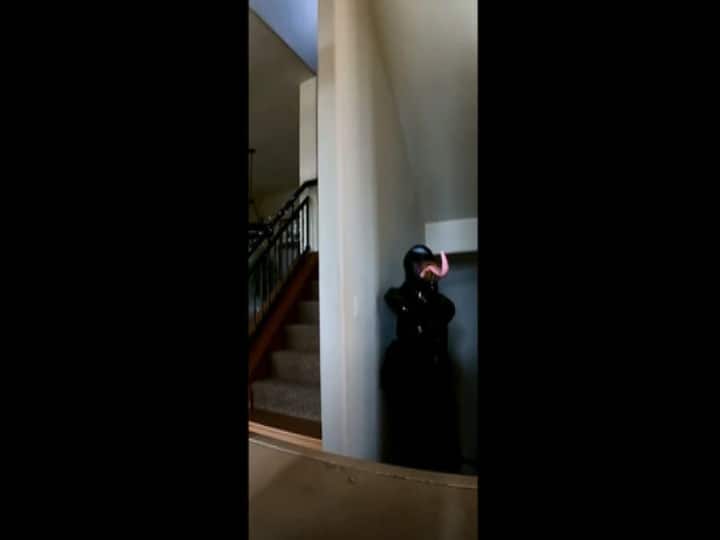 the daddy dressed up as Venom and hiding to scare son videoes goes on viral... Watch Video | Venom உடை அணிந்து மகனை அச்சுறுத்தும் தந்தை.. நம்மையும் அலறவைக்கும் வீடியோ!