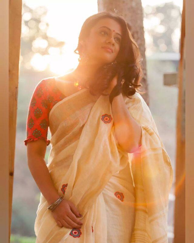 स्पृहा जोशीने बालपणी अभिनय क्षेत्रात पदार्पण केले होते. त्यानंतर तिने रुईया महाविद्यालयातून उच्च शिक्षण घेतले. (photo : @spruhavarad/IG)