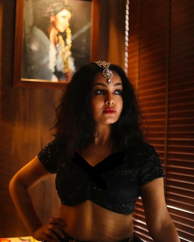 काला लिबास, खुले बाल, आंखों में गहरा काजल और मांग टीका लगाकर शुभांगी बेपनाह खूबसूरती की मल्लिका लग रही हैं.