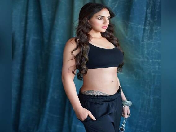 Esha Deol Photoshoot: ईशा देओल ने फ्लॉन्ट किया कमर के नीचे का टैटू, एक्ट्रेस का दिलकश अंदाज देख फैन्स बोले- धूम मचा दी Esha Deol Photoshoot: ईशा देओल ने फ्लॉन्ट किया कमर के नीचे का टैटू, एक्ट्रेस का दिलकश अंदाज देख फैन्स बोले- धूम मचा दी