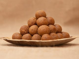 Health Tips : हिवाळ्यात सांधेदुखीचा त्रास होत असेल तर रोज 'हा' लाडू खा, होतील अनेक फायदे
