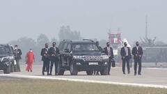 PM Modi की कार के पीछे पैदल चले CM Yogi, अखिलेश यादव बोले- 'बड़े बेआबरू होकर इन सड़कों से हम गुजरे'