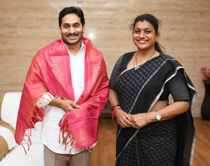 తిరుపతి టూర్ టైంలో సీఎం జగన్తో ఎమ్మెల్యే రోజా(Image Source: Twitter) )