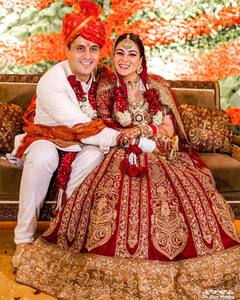 दुल्हन बनी बला की खूबसूरत लग रही हैं Shraddha Arya, तस्वीरों में छलक रही हैं बेइंतहा खुशी