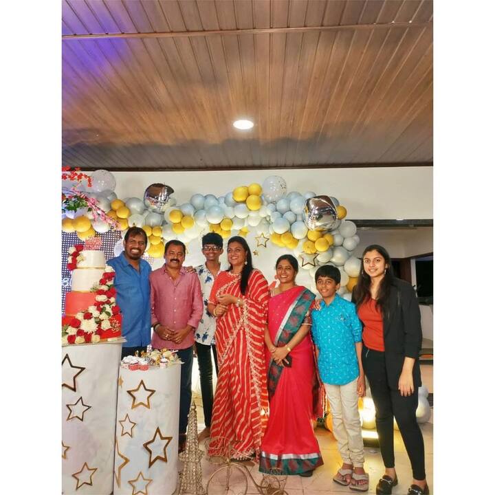 ఈ పార్టీకి సంబంధించిన ఫొటోలను రోజా సోషల్ మీడియాలో షేర్ చేసింది.  (Photo Courtesy: Instagram)