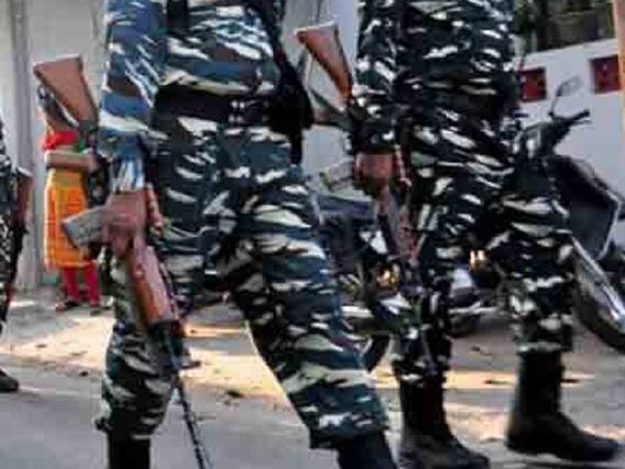 सीआरपीएफ जवान पर लगा माओवादियों को हथियारों की आपूर्ति का आरोप, तीन गिरफ्तार सीआरपीएफ जवान पर लगा माओवादियों को हथियारों की आपूर्ति का आरोप, तीन गिरफ्तार