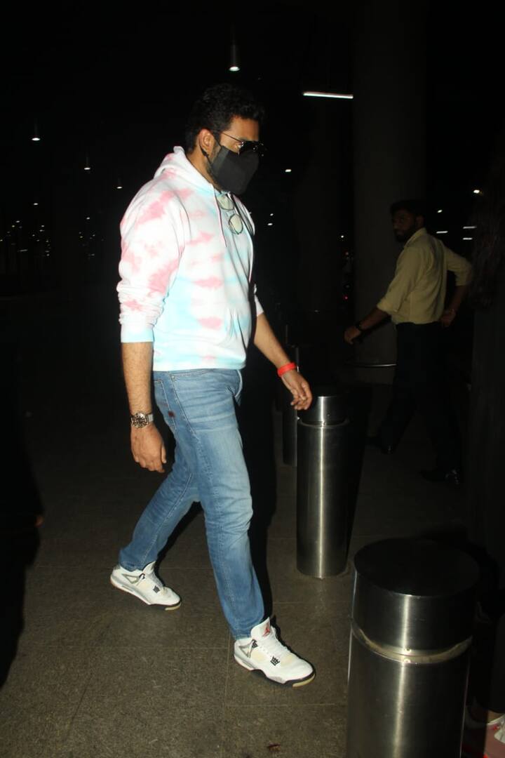 Abhishek, who was last seen in 'The Big Bull', donned a hoodie and blue denims. He also sported a face mask as a precautionary measure against Covid-19.