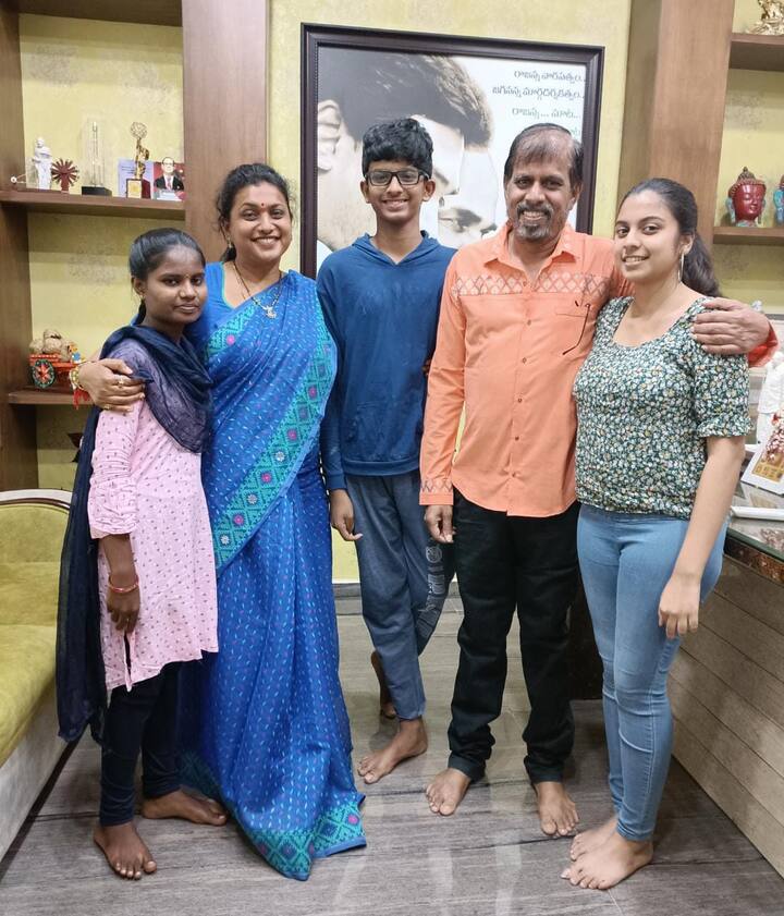 దత్తత తీసుకున్న విద్యార్థి, ఫ్యామిలీ మెమంబర్స్‌తో ఫొటో (Image Source: Twitter)