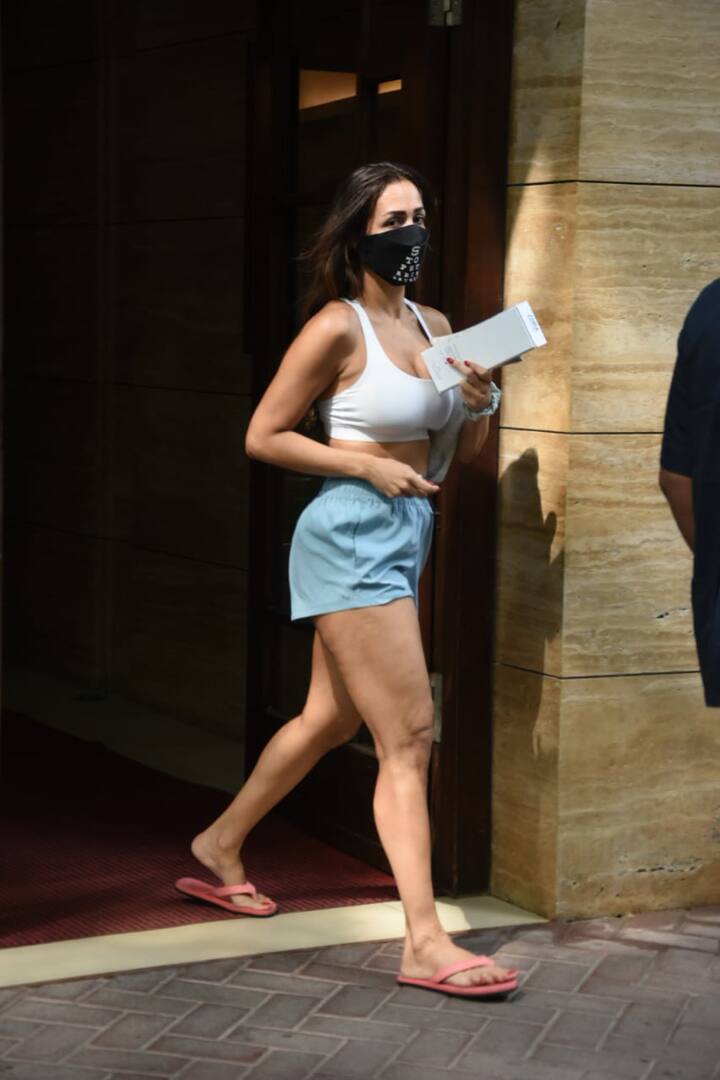 मलाइका अरोड़ा इस दौरान सुबह उठते ही वर्कआउट के लिए निकल गई थीं. ऐसे में तस्वीरों में उनके बिखरे बाल और शॉर्ट ड्रेस के खूब चर्चे हो रहे हैं.