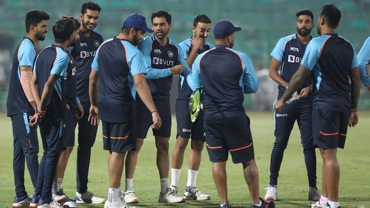 মঙ্গলবার দলের অনুশীলনে সবাইকেই ভীষণ খোশমেজাজে দেখা গেল। টি-টোয়েন্টি বিশ্বকাপে ভাল পারফরম্যান্স হয়নি। নতুন করে শুরু করতে চাইছে দল।