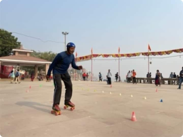 बनारस के अस्सी घाट में न सिर्फ रंग बदले हैं बल्कि वहां की जिंदगियां भी अब बदलने लगी है. 74 साल के नरेंद्र जायसवाल दशकों से अस्सी घाट पर आ रहे हैं लेकिन पिछले कुछ महीनों से वे इस उबड़-खाबड़ जमीन पर स्केटिंग कर रहे हैं. नरेंद्र जायसवाल ने स्केटिंग कर यह साबित कर दिया है कि उम्र महज एक आंकड़ा है. ऐसा इसलिए कि आमतौर पर बच्चे ही स्केटिंग करते नजर आते हैं ऐसे में 74 साल की उम्र में भी वाराणसी के अस्सी घाट पर स्केटिंग सीखने का उनका उत्साह देखते बनाता है.