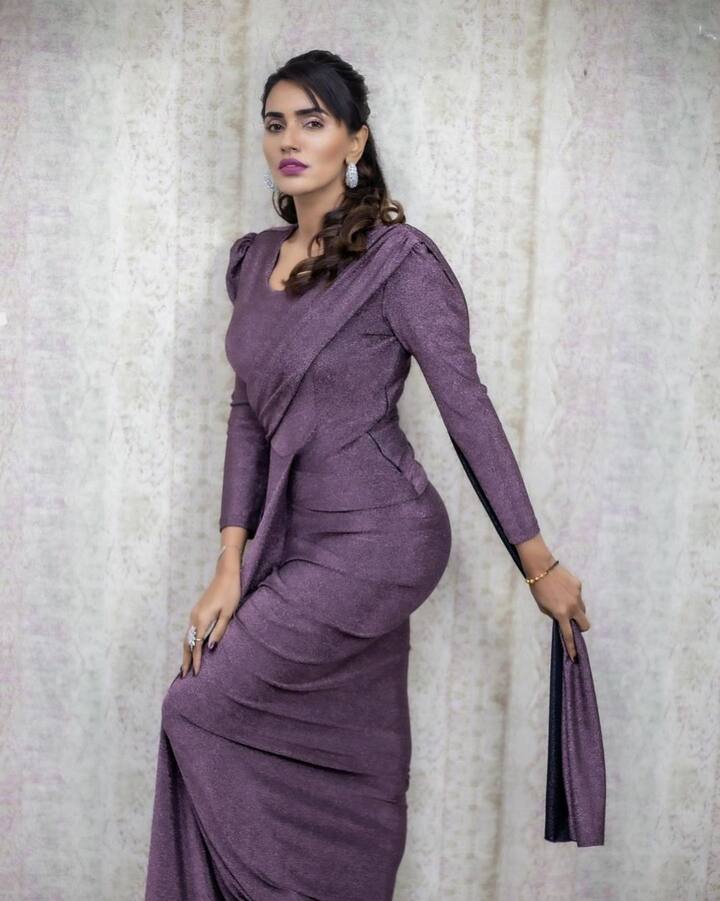 ஸ்டைலிஷ் தமிழச்சி இள நெஞ்சிக்குள்ள