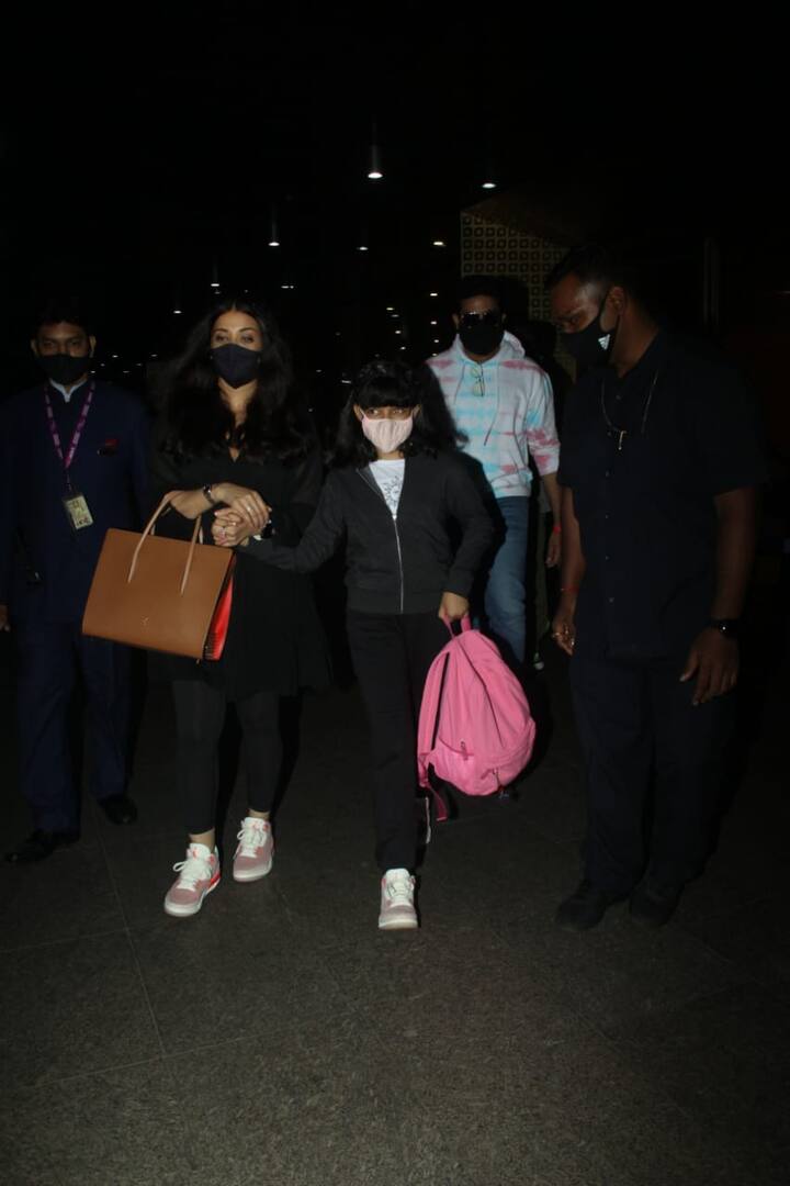 Aishwarya and Aaradhya twinned in black as they arrived at the airport. Interestingly, the duo also wore matching shoes.