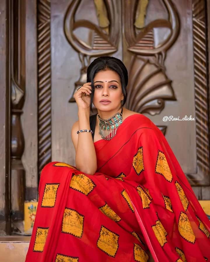 'పెళ్లైన కొత్తలో' సినిమాతో తెలుగువారికి చేరువైన ప్రియమణి ఆ తర్వాత రాజమౌళి దర్శకత్వంలో ఎన్టీఆర్ హీరోగా వచ్చిన 'యమదొంగ'లో నటించింది. ఆ సినిమా సూపర్ హిట్ కావడంతో ప్రియమణికి ఆఫర్లు క్యూ కట్టాయి. రాను రాను అవకాశాలు తగ్గడంతో వెబ్ సిరీస్, బుల్లితెరపైనా సత్తా చాటుకుంటోంది.