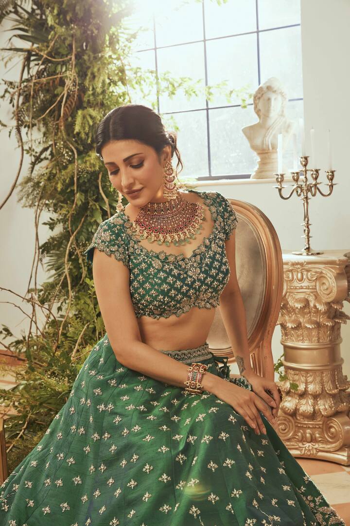 మహారాణిలా శృతి హాసన్.. కిక్కెక్కిస్తున్న క్రాక్ బ్యూటీ! - Image Credit: Shruti Haasan
