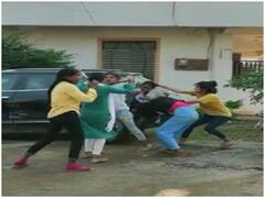 Chhattisgarh News: अम्बिकापुर में लव ट्रायंगल को लेकर लड़कियों के दो गुटों में जमकर चले लात-घूंसे, वीडियो वायरल