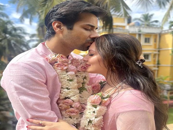 पूजा ने इंस्टाग्राम पर एक फोटो शेयर करते हुए लिखा, 'नई शादी फिर से हुई.’ कुणाल ने भी वही तस्वीर शेयर की और कैप्शन में लिखा, ‘बन गई मेरी रानी.’ इस कपल को इस फोटो में एक-दूसरे के साथ रोमांटिक होते हुए देखा जा सकता है. इस फोटो में एक्टर अपनी पत्नी के माथे पर किस करता हुआ दिखाई दे रहा है.